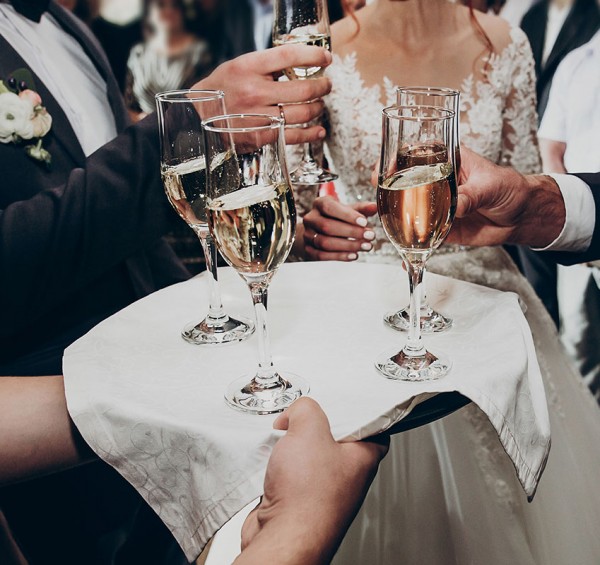 Champagne reception © shutterstock.com