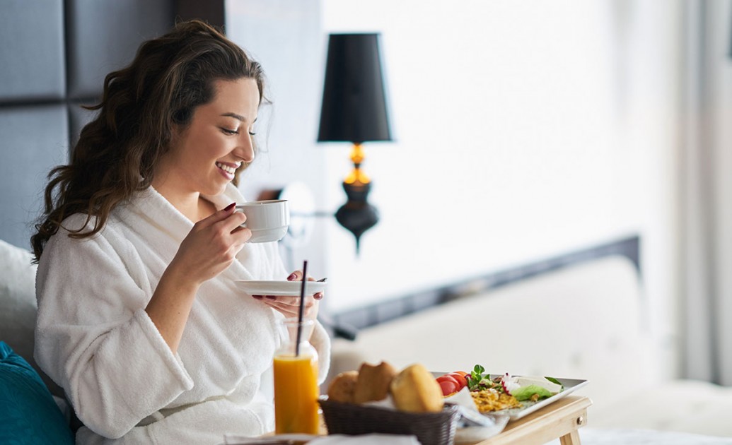Frühstücken im Hotel Zimmer