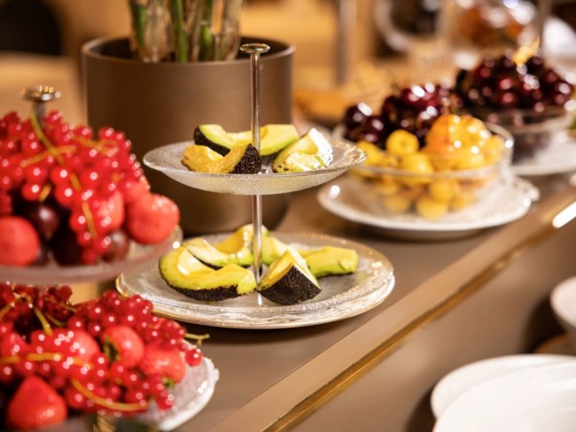 Reichhaltiges Frühstücksbuffet mit frischem Obst, Gemüse und Müsli im Hotel Bristol Salzburg