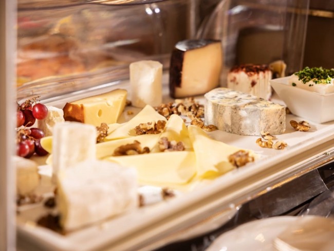 Hochwertige Käseauswahl mit Nüssen und Trauben am Frühstücksbuffet im Hotel Bristol Salzburg