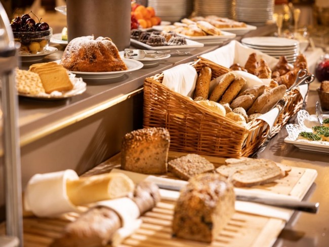Vielfältige Brotauswahl und Gebäck am Frühstücksbuffet im Hotel Bristol Salzburg