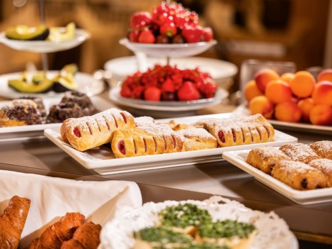 Frische Plundergebäck-Auswahl mit Beeren und Aprikosen am Frühstücksbuffet im Hotel Bristol Salzbur