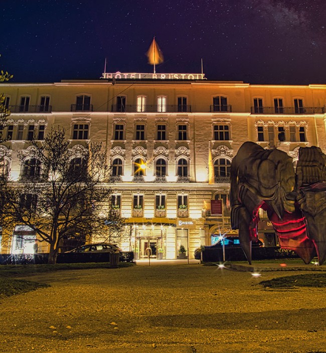 Hôtel Bristol at night