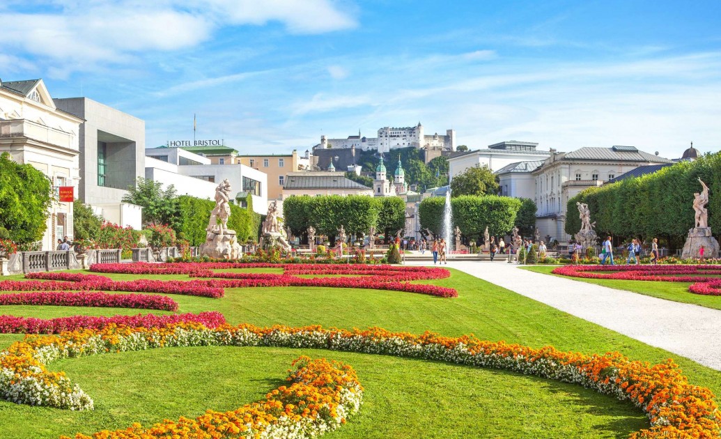 Mirabellgarten und Hôtel Bristol © shutterstock.com