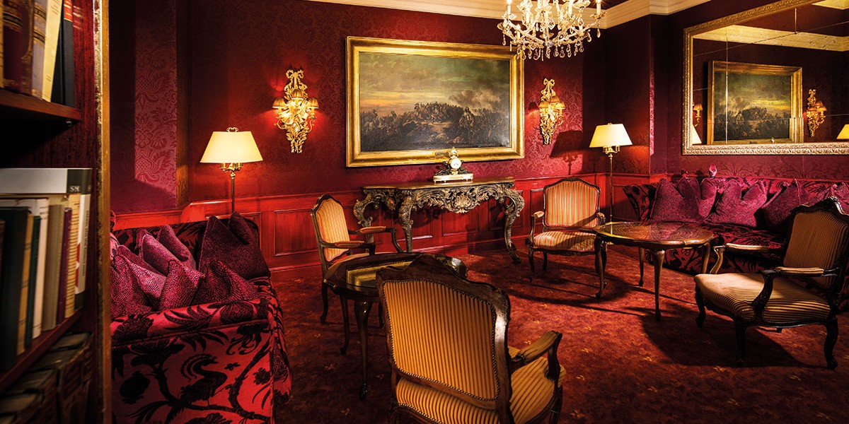 Die Sketch-Bar & Lounge im Hotel Bristol Salzburg nebenan des Landestheaters