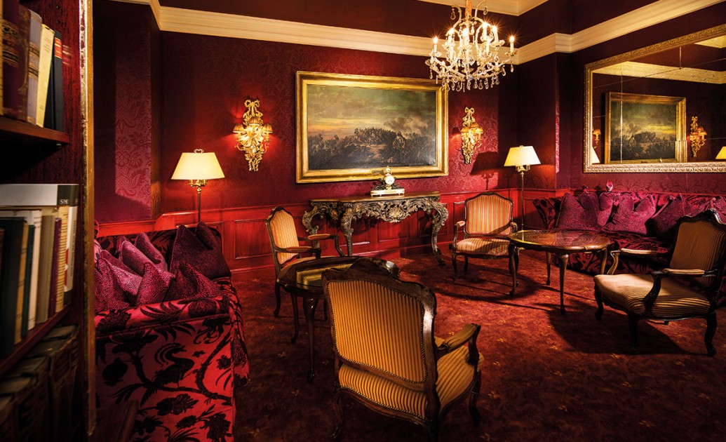 Cocktails und traditionelle Kaffeehauskultur in stillvollem Ambiente