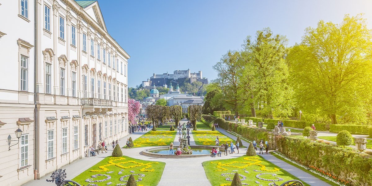 Schloss und Garten im Sommer